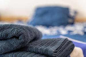 sterta ręczników na stole w obiekcie Apartament Claro w mieście Torrevieja