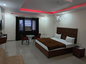 Ліжко або ліжка в номері Hotel Kanishkka Inn