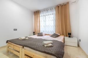 sypialnia z dużym łóżkiem i dwoma ręcznikami na nim w obiekcie Apartament Claro w mieście Torrevieja