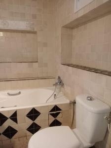 西迪布賽義德的住宿－Élégante Maison ' in Sidi Bou Saïd confartable, Spacieux, Central，浴室设有白色的卫生间和镜子