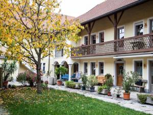 Casa grande con patio con macetas en Gschwendnerhof Reitberger-Brandl, en Röhrnbach