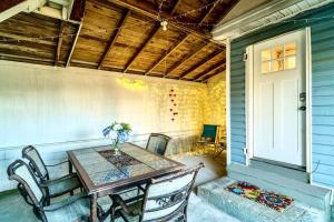 - une terrasse couverte avec une table, des chaises et une porte dans l'établissement Dog and Family Friendly 4BR w WIFI and Fenced Yard By Zen Living Short Term Rental, à Luray