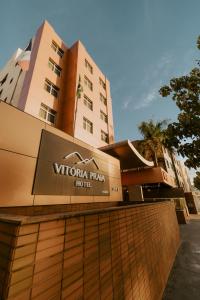 un edificio con un cartel para el hotel Virginia Freeway en Vitoria Praia Hotel en Vitória