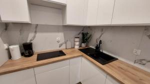 Kuchnia lub aneks kuchenny w obiekcie Apartamenty KB Toruń