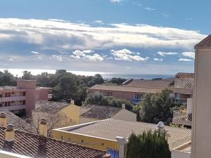 widok na dachy budynków w mieście w obiekcie Studio Tout à Pied - Vue Sur Mer w mieście Saint-Aygulf