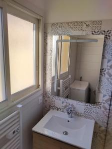 เตียงในห้องที่ Studio Tout à Pied - Vue Sur Mer