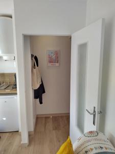 Pokój z przedpokojem z drzwiami i kuchnią w obiekcie Studio Tout à Pied - Vue Sur Mer w mieście Saint-Aygulf +20 zdjęć