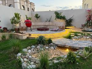 un jardín con un banco y una hoguera en Casa Shakhbout, en Abu Dabi
