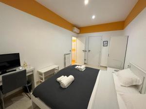 sypialnia z łóżkiem z 2 białymi poduszkami w obiekcie B&B Una notte a Mazzini w Rzymie