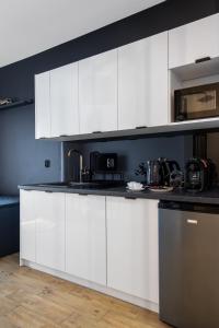Kuchnia lub aneks kuchenny w obiekcie Wyjątkowy apartament z prysznicem pośrodku na wyjątkowe wieczory