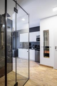 kuchnia ze szklanymi drzwiami w pokoju w obiekcie Wyjątkowy apartament z prysznicem pośrodku na wyjątkowe wieczory w Łodzi +4 zdjęcia