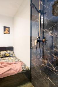prysznic ze szklanymi drzwiami w sypialni w obiekcie Wyjątkowy apartament z prysznicem pośrodku na wyjątkowe wieczory w Łodzi