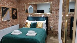 Łóżko lub łóżka w pokoju w obiekcie Apartamenty KB Toruń