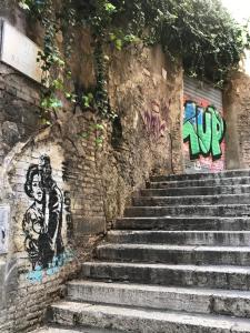 eine Treppe mit Graffiti an der Wand in der Unterkunft Private Modern Studio Paolina City Center in Rom