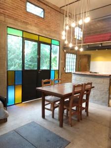 comedor con mesa de madera y sillas en Loft El Taller - Rústico, elegante, acogedor en Yerba Buena