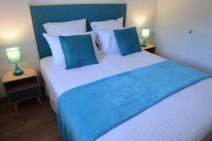 Ένα ή περισσότερα κρεβάτια σε δωμάτιο στο Gîte de Laphine avec Spa Privé