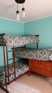 Litera con escalera junto a un tocador en Casa Ruca Maná, en Sierra de la Ventana