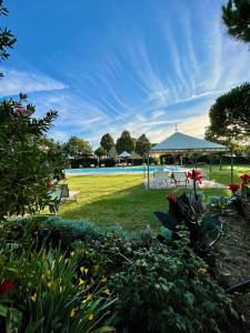 un parque con cenador y mesa de picnic en Agriturismo La Colmata, en Cesa