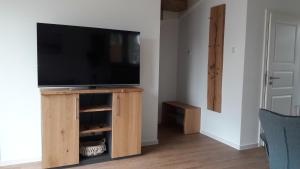 TV a/nebo společenská místnost v ubytování Ferienhaus Bug