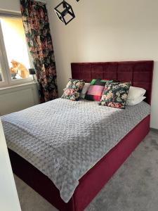 ein Schlafzimmer mit einem großen Bett mit Kissen in der Unterkunft Apartament Na Wydmie in Ustka