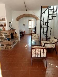 salon z kanapą i kominkiem w obiekcie Il Casolare del Pastore w mieście Suvereto