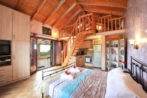 sala de estar con cama y escalera en Villa Casa Bianca Purple Apartment, en Bogdanátika