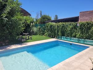 una piscina en el patio trasero de una casa en Posada de Emilia en Albardón