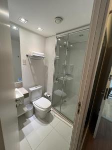 ein Bad mit einem WC und einer Glasdusche in der Unterkunft Linhares Design Hotel in Linhares