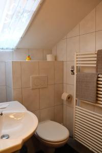 Koupelna v ubytování Haus Hubertus + 37 fotografií