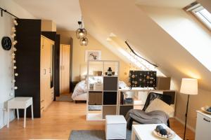 uma sala de estar com um sótão com uma escada em Studio 953 - Your Peace of Mind, AC & parking em Budapeste