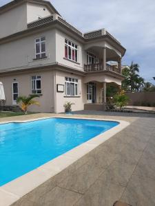 a house with a swimming pool in front of a house at Villa Jehan Tourist Residence in Souillac