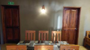 uma sala de jantar com uma mesa, cadeiras e um candeeiro em Villa Jehan Tourist Residence em Souillac