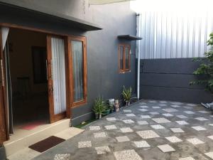 una puerta delantera de una casa con patio en Juicezzy Home Fully Furnished 3 BR Guest House, en Singaraja