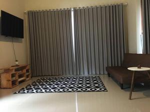sala de estar con sofá y mesa en Juicezzy Home Fully Furnished 3 BR Guest House, en Singaraja