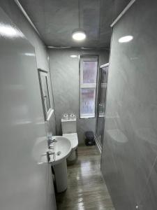 W łazience znajduje się umywalka, toaleta i prysznic. w obiekcie ISUITES w mieście Newcastle under Lyme
