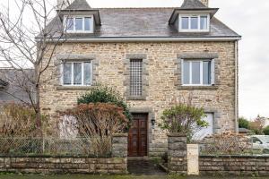 una casa de ladrillo con puerta marrón en Joli appartement moderne, pour 4, a Benodet, en Bénodet