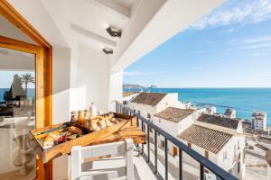 阿爾啼的住宿－Porta Nova Suites Altea - Adults Only，海景阳台。