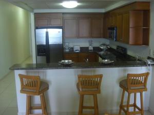 Η κουζίνα ή μικρή κουζίνα στο 5 Star Playa Royale 2 Bedrooms on the 6th floor ask about our other PRR condos +30 φωτογραφίες