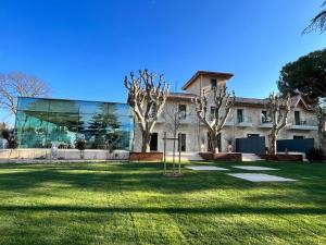a building with a yard with trees and a swing at La Maison Verchant - Chambres d'hôtes in Montpellier
