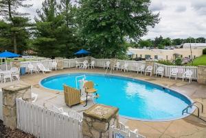 una piscina con tavoli e sedie in un resort di Rodeway Inn a Washington