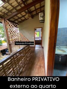 um quarto com uma casa de banho, um lavatório e uma escada em Pousada Vilarejo em Itacaré