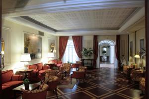 d'un salon avec des chaises, des tables et un plafond dans l'établissement Palazzo Alabardieri, à Naples