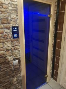 een blauwe deur met een blauw licht erop bij Garaseta in Kretinga