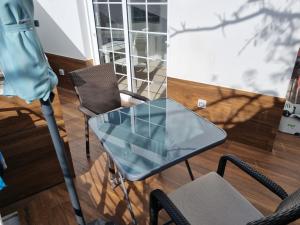 einen Glastisch und Stühle in einem Zimmer in der Unterkunft apartamento in Adeje