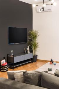Televízia a/alebo spoločenská miestnosť v ubytovaní The HostMaster Artistic Inn