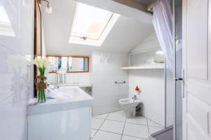 La salle de bains blanche est pourvue d'un lavabo et de toilettes. dans l'établissement Le Mary Jane AP4335, à Villefranche-sur-Mer