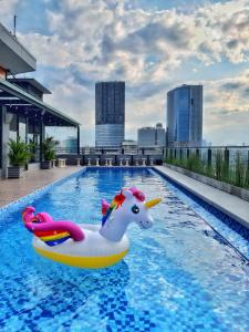 una piscina con una carroza de unicornio en un edificio en Surabaya River View Hotel, en Surabaya