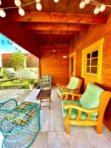 eine Terrasse mit mehreren Stühlen und einem Tisch in der Unterkunft Canary Wild House 2 in Carrizal