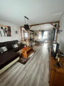 sala de estar con sofá y mesa en haut-Jur'Accueillant en Saint-Laurent-en-Grandvaux