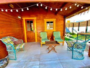 eine Terrasse mit Stühlen, einem Tisch und Lampen in der Unterkunft Canary Wild House 2 in Carrizal